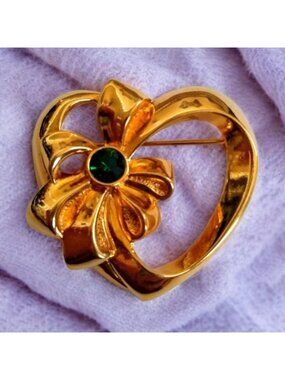 Vinyage Avon heart brooch pin Gold Tone with green Rhinestone Bow 1-1/2"